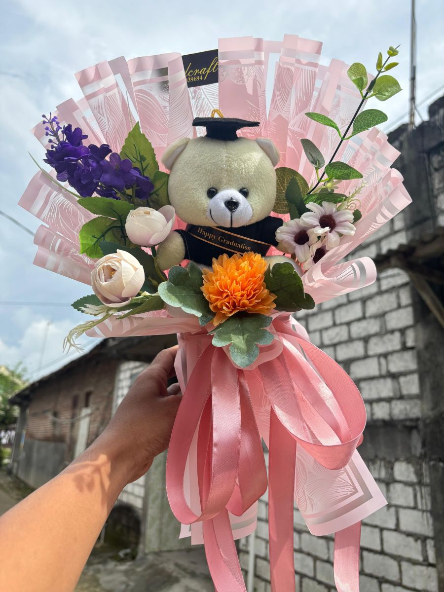 Bucket Dan Keperluan Wisuda Lainnya