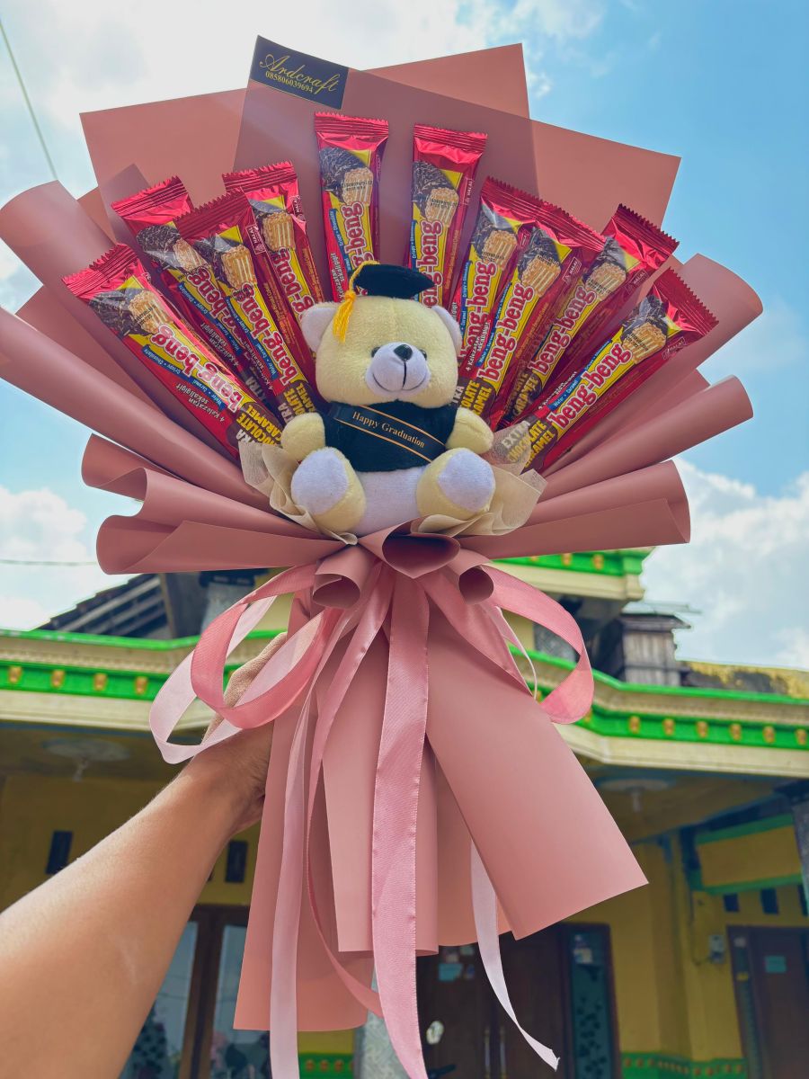 Bucket Dan Keperluan Wisuda Lainnya